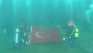 Su altında Cumhuriyet'i kutladılar