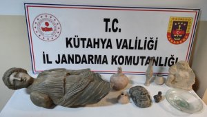 Tarihi eserleri kendi eliyle teslim etti