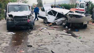 Ticari araçla çarpışan otomobil ikiye bölündü: 8 yaralı