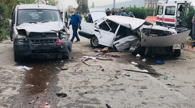 Ticari araçla çarpışan otomobil ikiye bölündü: 8 yaralı