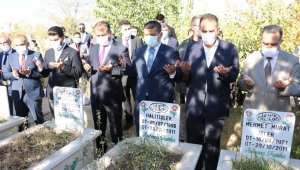 Van depreminde hayatını kaybedenler için anma töreni