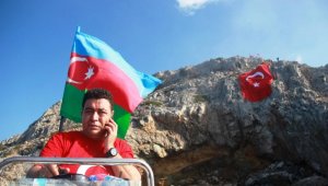 Yunan adalarına karşı dev Türk bayrağı astılar