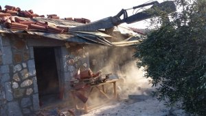 Zeytinliklere yapılan kaçak villalar yıkıldı