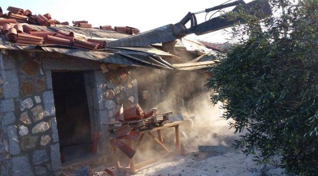 Zeytinliklere yapılan kaçak villalar yıkıldı