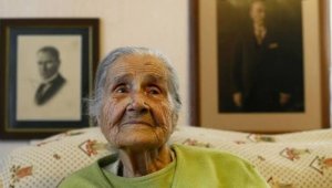 100 yaşından sonra yapmaya başladığı resimlerle öğrencilere burs sağladı