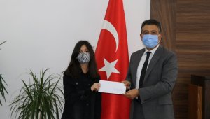 11 yaşında kazandığı ödülün yarısını depremzedelere bağışladı