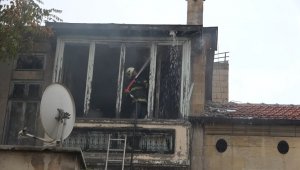 3 ailenin birlikte kaldığı ev küle döndü