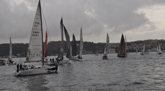 500 yelkenci İstanbul Boğazı'nı görsel şölene dönüştürdü