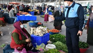Aksaray'da zabıta hem uyardı, hem maske taktı