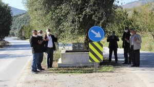 Ana yolda giderken bir anda karşılarına mezar çıkıyor