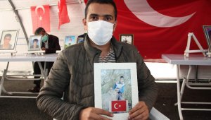 Annesi sofraya oturacak umuduyla oğlu için tabak bırakıyor