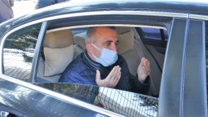 Annesinin cenazesine makam aracında katıldı