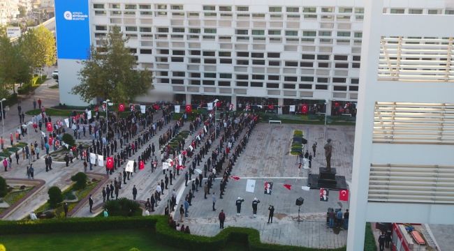 Antalya Büyükşehir personeli Ata'yı saygıyla andı