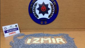 Aracın içinden binlerce uyuşturucu hap çıktı