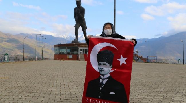 Artvin'de 97 yaşındaki Erzade nine her 10 Kasım'da Atatürk'ün huzurunda