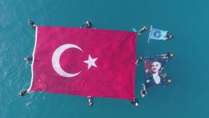 Ata'yı denizde açtıkları 54 metrekarelik bayrakla andılar