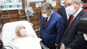 Bakan Koca enkazdan 33 saat sonra kurtarılan yaşlı adamı ziyaret etti