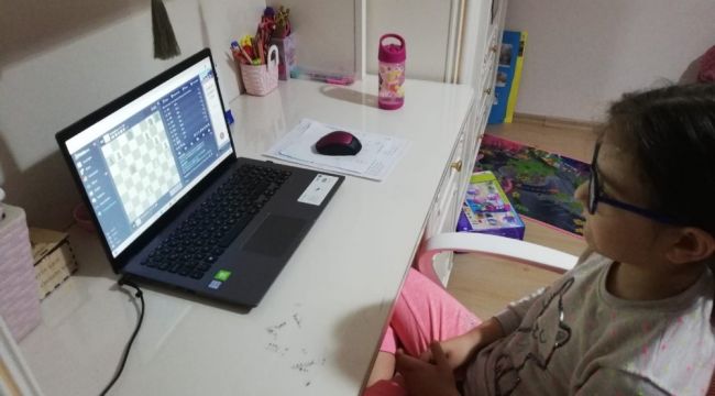 Balçova'da korona nedeniyle internet üzerinden satranç turnuvası