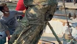 Balıkçıların ağına bu kez heykel takıldı