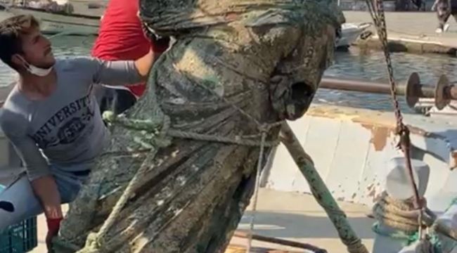 Balıkçıların ağına bu kez heykel takıldı