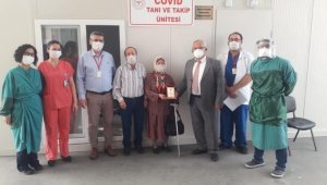 Başhekim Alkaya'dan Nesrin Teyze'ye teşekkür plaketi