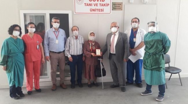 Başhekim Alkaya'dan Nesrin Teyze'ye teşekkür plaketi