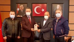 Başkan Oral'a anlamlı hediye