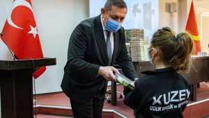 Başkan Vidinlioğlu öğrencilere 100 tablet hediye etti