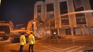 Belediye binasının yıkımına başlandı