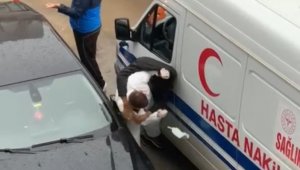 'Ben polisim' diyerek ambulans şoförünü dövdü