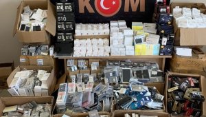 Binlerce kaçak telefon parçası ele geçirildi