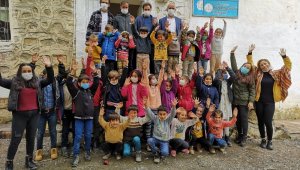 'Bir Oyuncak Da Senden" ekibi köy yollarında