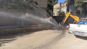 Boru patladı su metrelerce havaya fışkırdı