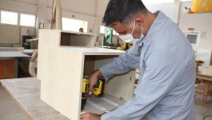 Bu üniversite mobilyalarını kendisi üretiyor