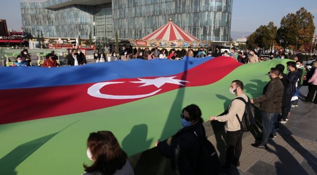Bursa'da Azerbaycan zaferi dev bayrakla kutlandı