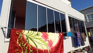 Bursa'da hatalı cam balkon bütün aileyi zehirledi