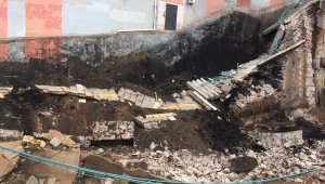 Büyük bir gürültü ile çöktü