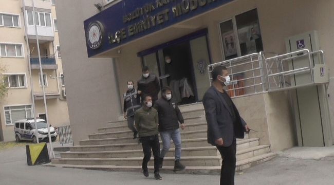 Çaldıkları kasayı el arabasıyla taşıdılar