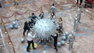 Canlı heykeller korona virüse karşı uyardı