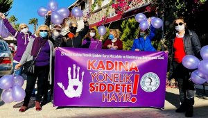 Çeşme'de mor balonlar gökyüzüne salındı