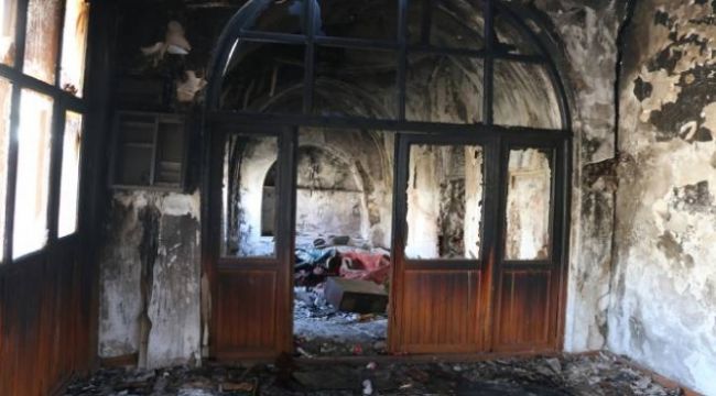 Çirkin saldırı! 130 yıllık camiyi ateşe verdiler