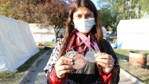 Deprem evini yıktı, yüreğini yıkamadı