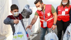 Depremzede çocuklara giyecek ve uyku tulumu dağıtıldı