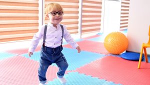 Down sendromlu çocuk, 10 ayda yürümeye-konuşmaya başladı