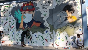 Elif ve Ayda'nın resimleri Diyarbakır'da duvarlarında