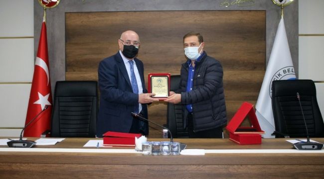 En çok vergi veren kişilere plaket verildi