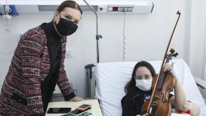 Enkazdan 17 saat sonra kurtarılan İnci, kemanına kavuştu