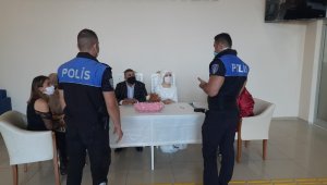 Gelin ve damada polisten korona uyarısı