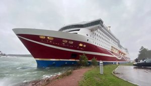 Gemi karaya oturdu, 400'den fazla kişi mahsur kaldı