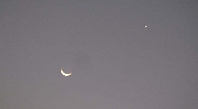 Gökyüzünde ay ile yıldızın buluşması ilgi çekti